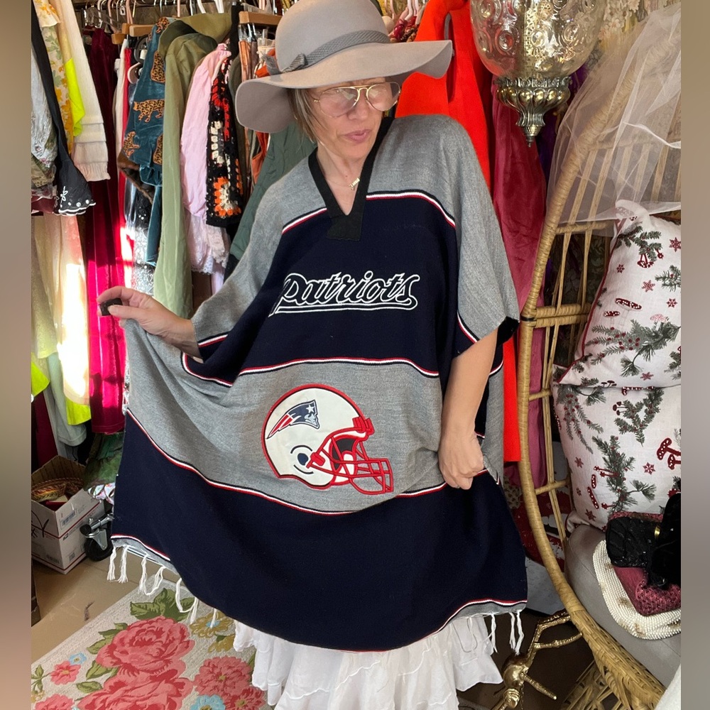 WARM Embroidered NFL New England Patriots Poncho Sweater GREAT FOR TAILGAITING